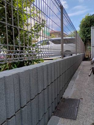 傾いた古くて高い万年塀を安全な低い塀に交換